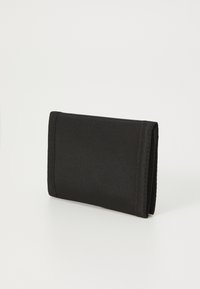 Fekete nylon pénztárca textúrázott felülettel, téglalap alakú, varrott varratokkal. Átfordítható kialakítással rendelkezik a biztonságos zárás érdekében.