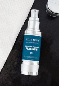 Collagen Therapy Platinum gel i en sølv- og blå pumpeflaske. Etiketten har hvid tekst med sølv detaljer og et gennemsigtigt låg.