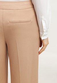 Wallis Broek - camel