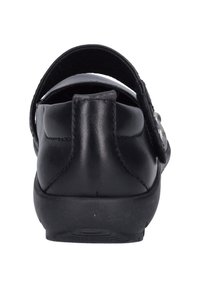 Zwarte leren schoen met een ronde achterkant, strap-sluiting en textuurdetail. De zool is vlak zonder zichtbare patronen of accenten.