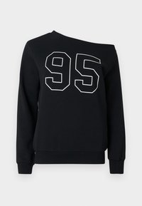 Μαύρο φούτερ με σχέδιο που αφήνει τους ώμους ακάλυπτους, με μεγάλο λευκό "95" τυπωμένο στο μπροστινό μέρος. Κατασκευασμένο από μαλακό ύφασμα με ριμπ μανσέτες.