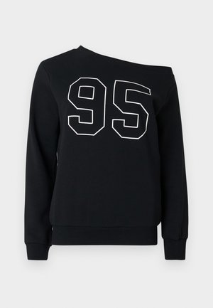 Zwarte trui met off-shoulder ontwerp, voorzien van een grote witte "95" op de voorkant gedrukt. Gemaakt van zacht materiaal met geribbelde manchetten.
