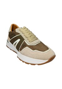 Sneaker atletica beige e marrone con tomaia in mesh, dettagli in suede, lacci in tessuto e suola in gomma bianca con battistrada in gomma testurizzata.
