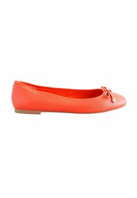 Koralin nahast ballet flat jalatsid, ümmarguse varbaga, lipsu aktsent ja väike metalne detail. Sile tekstuur ja madal, kindel konts.