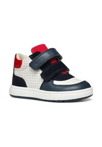 Sneaker alte blu e bianche con accenti rossi, realizzate in materiali scamosciati e di pelle, design perforato e due cinturini in velcro.