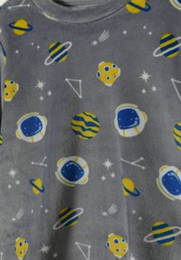 Material din fleece gri cu diverse tipare inspirate din spațiu: planete, astronauți și stele în culori albastre, galbene și albe.