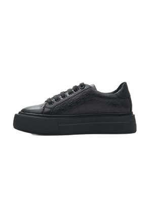 NA GRUBEJ PODESZWIE - Trainers - black