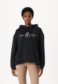 Zwarte hoodie met een voorzak en een capuchon met trekkoord. Bevat een gouden logo-opdruk met de tekst "PINKO ATELIER" en ribbelboorden. Zachte stoftextuur.