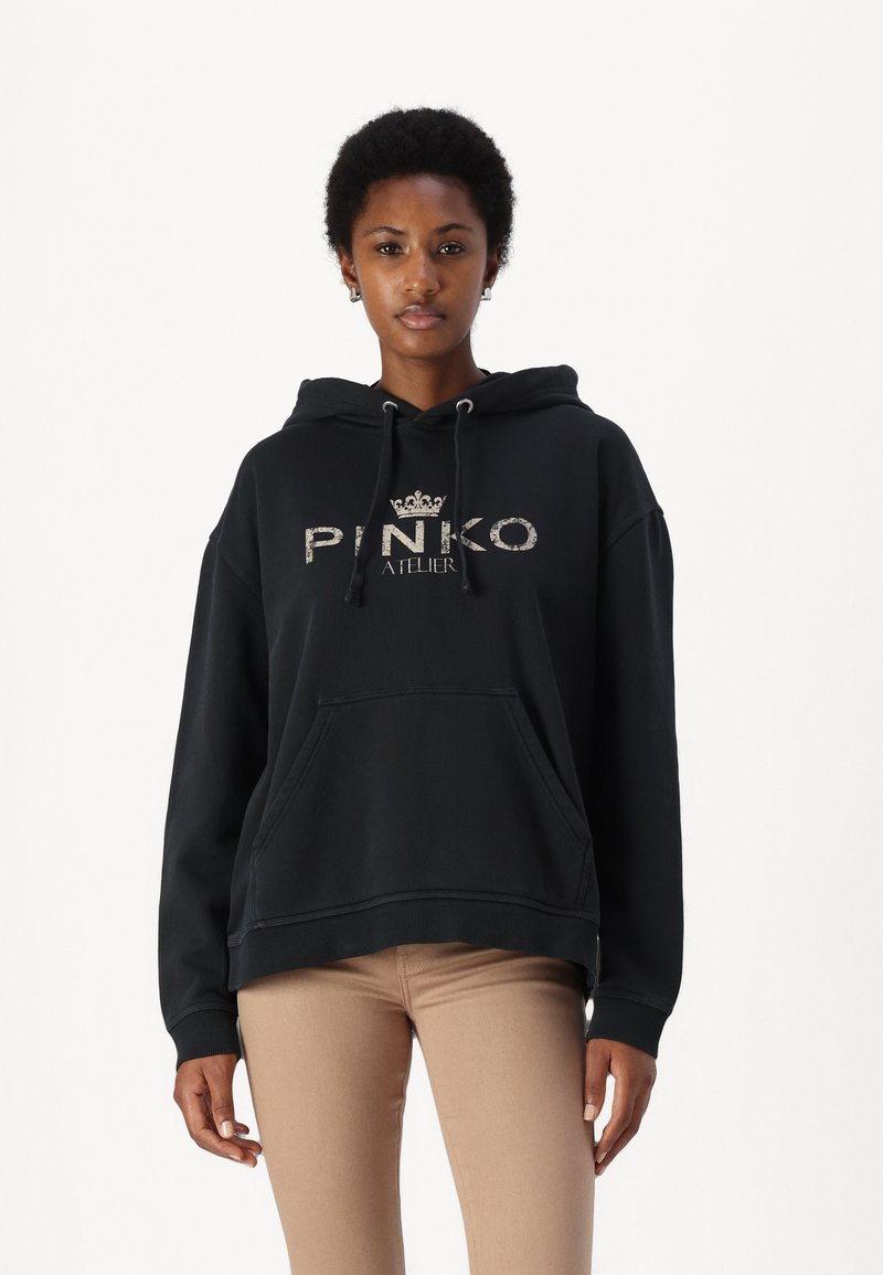 Zwarte hoodie met een voorzak en een capuchon met trekkoord. Bevat een gouden logo-opdruk met de tekst "PINKO ATELIER" en ribbelboorden. Zachte stoftextuur.