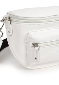 Borsa a tracolla bianca in pelle con una texture liscia, dotata di zip superiore, tasca frontale e accessori in metallo dal tono argento. Design compatto e arrotondato.