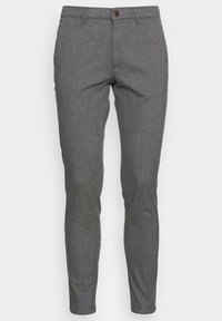Pantaloni grigi texturizzati con una vestibilità slim, dotati di chiusura a bottone, passanti per cintura e tasche laterali. Il tessuto presenta un motivo sottile.