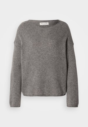 Suéter gris de punto con un ajuste holgado, escote amplio y mangas largas. La tela parece suave, con una textura que sugiere calidez.