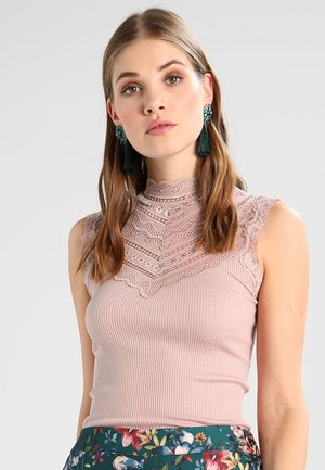 Vaaleanpunainen ribbitekniikalla kudottu tanktoppi, jossa on pitsinen korkeakauluksinen yksityiskohta ja aallotettu reuna, yhdistettynä kukkakuosisin alaosiin ja näyttäviin korviksia.