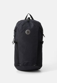 Schwarzer Rucksack mit strukturiertem Finish, verstellbaren Trägern, Seitentaschen und einem runden Logo. Mit einem abgerundeten Oberteil und einem stabilen Boden.
