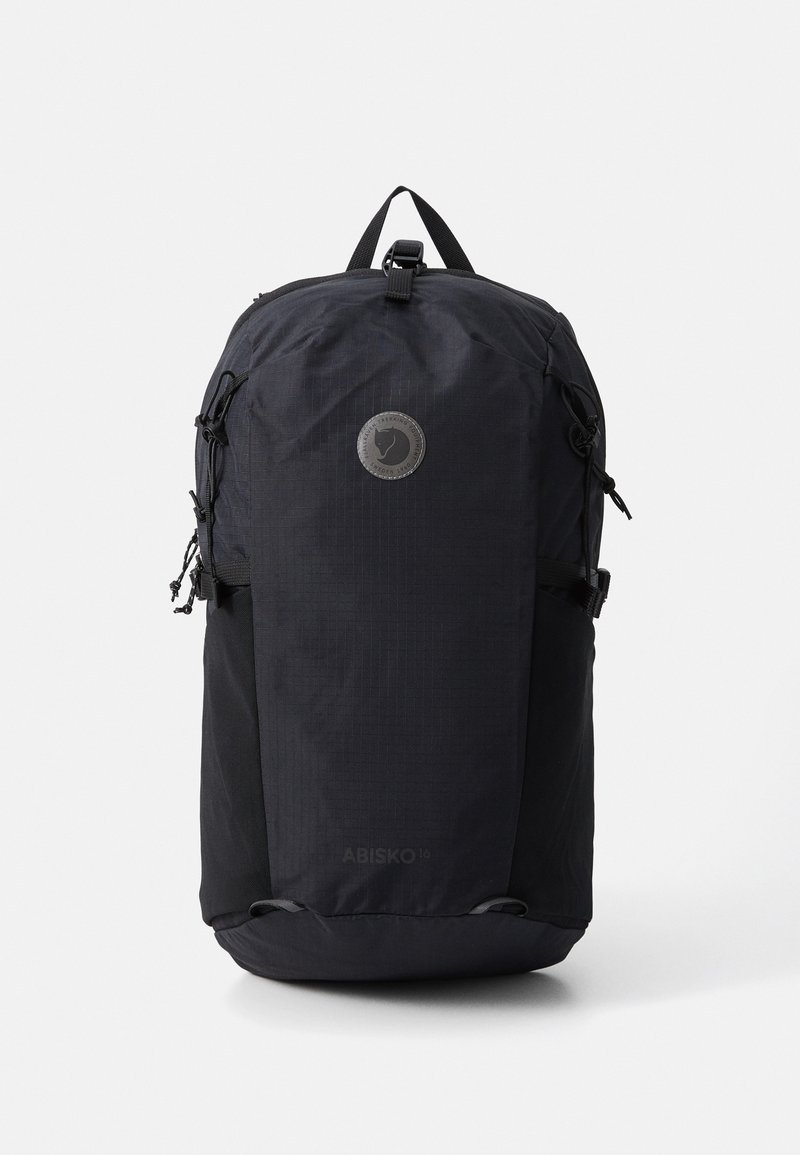 Schwarzer Rucksack mit strukturiertem Finish, verstellbaren Trägern, Seitentaschen und einem runden Logo. Mit einem abgerundeten Oberteil und einem stabilen Boden.