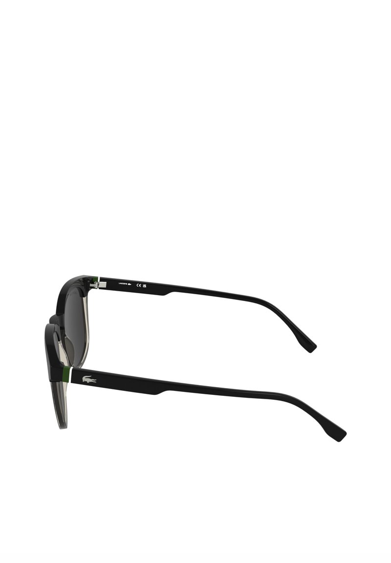 Occhiali da sole neri con design squadrato, lenti grigie e dettagli verdi sulle aste. Presentano un piccolo logo sull'asta.