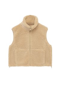 Beżowa kamizelka z sherpy, z wysokim kołnierzem, pełnym zapięciem na zamek z przodu i kieszeniami bocznymi, zaprojektowana z myślą o ciepłu i codziennym użytku.