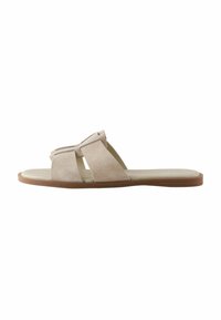 Beige mockasinsandal med två breda tvärband och en platt, ljusbrun sula. Mjuk textur och minimalistisk design, öppen tå-stil.