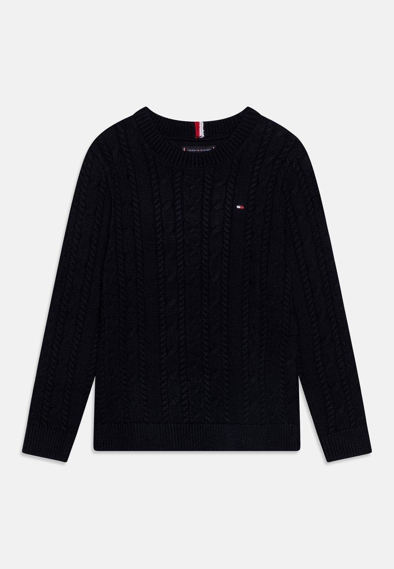 Pull noir en maille torsadée, col rond, manches longues et petit logo rouge, blanc et bleu sur le haut de la poitrine.