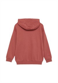 Hoodie in een gedempt koraalkleur, gemaakt van zachte stof met een ontspannen pasvorm, voorzien van ribgebreide manchetten en zoom, en een ruime capuchon aan de achterkant.