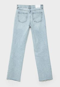 Jeans de mezclilla azul claro con un diseño de pierna recta. Presentan dos bolsillos traseros, un dobladillo deshilachado y una cintura de altura media. Sin herrajes visibles.