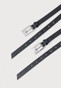 Sorte lærbelter med en glatt tekstur, med sølvfargede metallspenner og flere justeringshull. Klassisk, minimalistisk design.