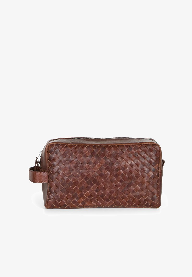 Brunnet vevet lærveske med rektangulær form, glidelås og sidelås. Har en teksturert overflate med en flettet mønster.