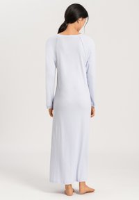 Vestito da notte a maniche lunghe di colore blu chiaro, realizzato in tessuto morbido con una vestibilità comoda, caratterizzato da un collo rotondo e orlo lungo.