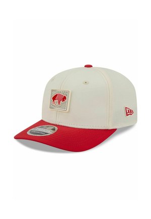 Casquette de baseball blanche et rouge avec un emblème de buffle rouge sur le devant et un logo New Era sur le côté.