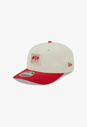Casquette de baseball blanche et rouge avec un emblème de buffle rouge sur le devant et un logo New Era sur le côté.