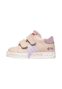 Sneaker in pelle rosa con due fasce in velcro, dettagli viola, ritagli a forma di stella e una suola bianca testurizzata con una finitura verniciata.
