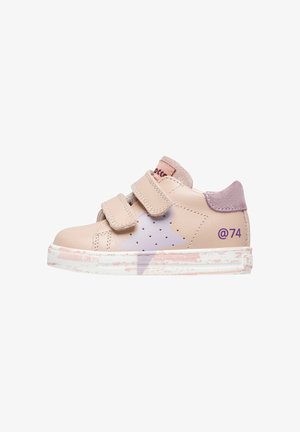 Sneaker in pelle rosa con due fasce in velcro, dettagli viola, ritagli a forma di stella e una suola bianca testurizzata con una finitura verniciata.