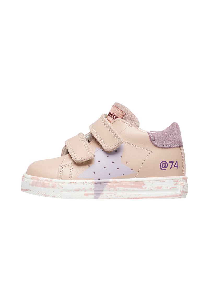 Sneaker in pelle rosa con due fasce in velcro, dettagli viola, ritagli a forma di stella e una suola bianca testurizzata con una finitura verniciata.