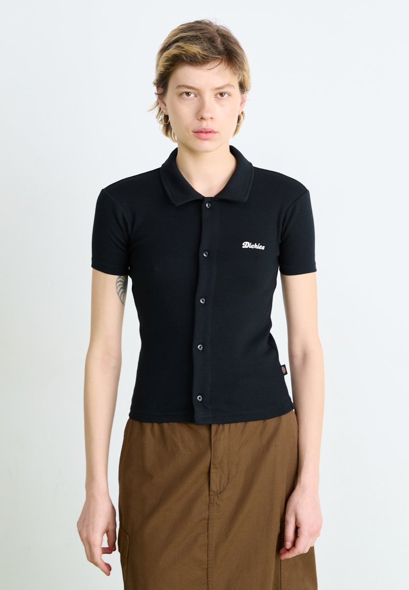 Polo preto de manga curta com frente de botão, colarinho clássico e detalhe do logótipo branco no peito, feito de tecido de algodão suave.