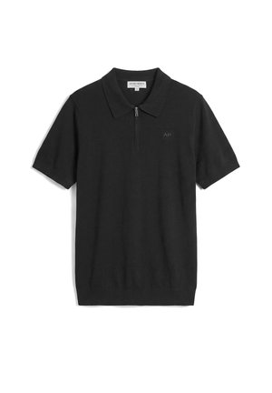 Zwart polohemd met korte mouwen, een ritssluiting bij de kraag en een subtiel "AM"-logo op de linkerborst.