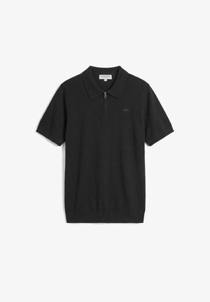 Zwart polohemd met korte mouwen, een ritssluiting bij de kraag en een subtiel "AM"-logo op de linkerborst.