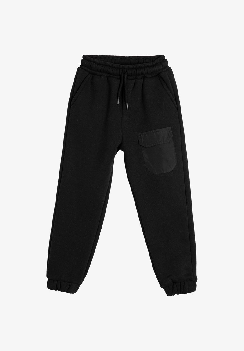 Pantalones de chándal negros hechos de tela suave, con una cinturilla elástica, tobillos con puños, bolsillos laterales y un bolsillo de parche en la parte posterior.