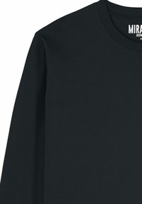 Zwart T-shirt met lange mouwen gemaakt van glad katoen, met een ronde halslijn en label bij de kraag. Eenvoudig ontwerp in effen kleur.