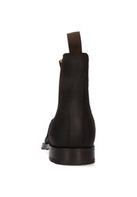 Botte de cheville en cuir marron avec une finition lisse, panneau latéral élastique et une languette à l'arrière. Bout arrondi et semelle plate en caoutchouc durable.