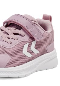 Lichtroze sportshoe met een bovenwerk van gaas, een gepolsterde band en witte accenten. Kenmerkt zich door een gestructureerde zool en een opvallend logo.