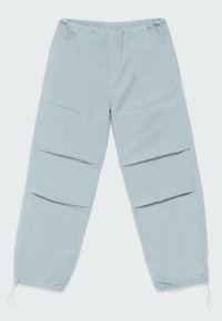 Pantalon décontracté bleu clair avec taille élastique et cordons à la taille et aux chevilles, présentant une coupe ample et des plis avant.