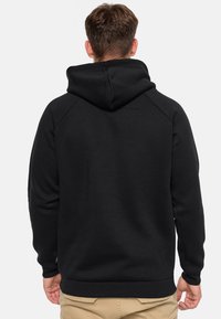 Sort hoodie med kængurulomme, ribbede manchetter og kant samt hætte med snor. Glat tekstur med et enkelt, klassisk design.