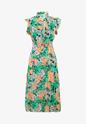 Květinové šaty s vysokým límečkem, krátkými volánkovými rukávy, zeleným pozadím a oranžovými a modrými květinami. Materiál vypadá lehký a hladký na omak.