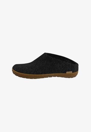 Sort slip-on hjemmesko med blødt stofovermateriale og brun gummisål, designet til komfort indendørs og afslappet brug.
