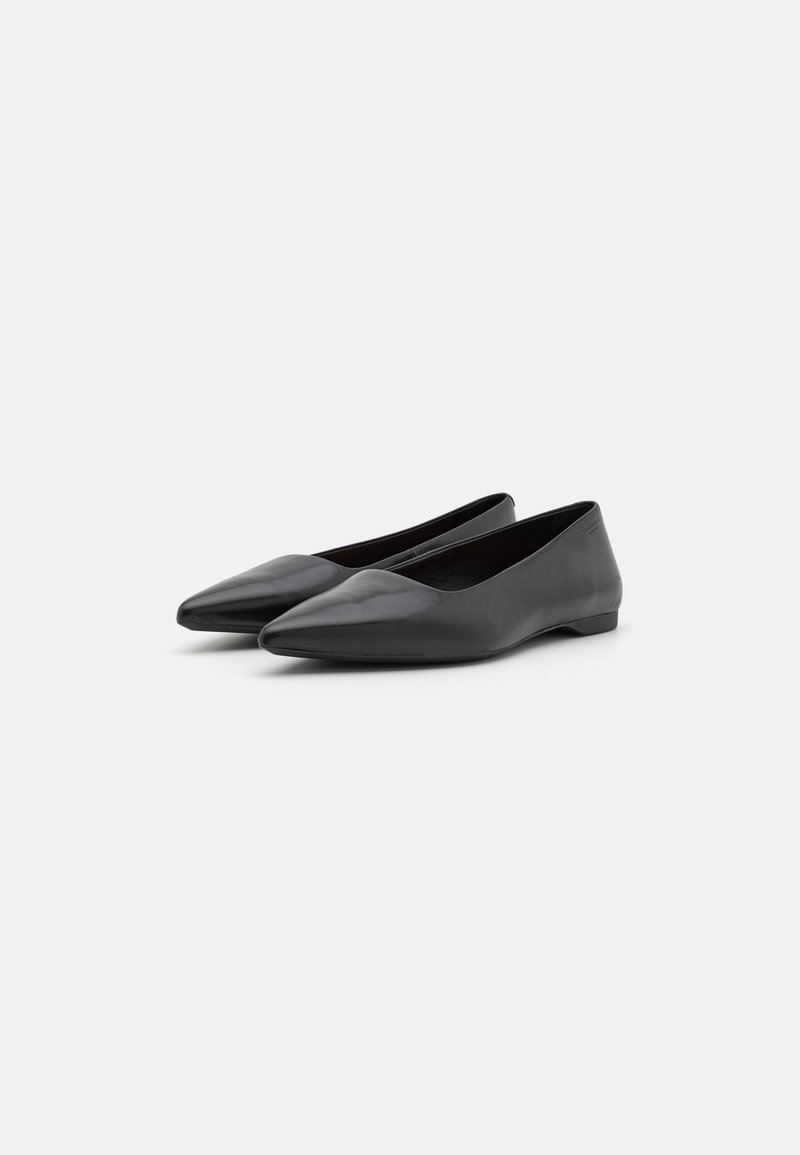Schwarze Lederflachschuhe mit spitzer Zehenform und minimalistischem Design. Das Obermaterial hat eine glatte Textur, und die Sohle ist flach und flexibel.