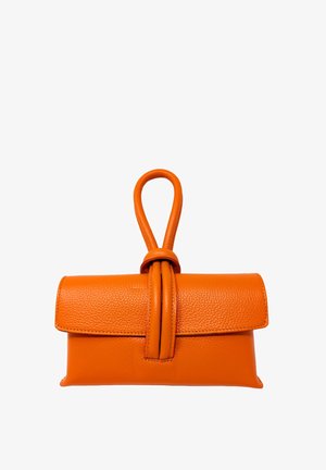 Piccola borsa clutch in pelle arancione con manico ad anello e chiusura a patta, mostrata su uno sfondo bianco.