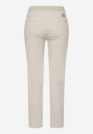 Beige slim fit-bukser med elastisk talje og to baglommer, vist bagfra på en ensfarvet baggrund.