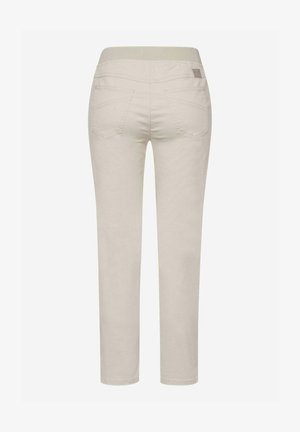 Beige slim fit-bukser med elastisk talje og to baglommer, vist bagfra på en ensfarvet baggrund.