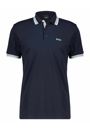 Polo bleu marine à manches courtes avec patte de boutonnage, col et bordures de manches rayés blanc et bleu clair, et logo "BOSS" sur la poitrine.
