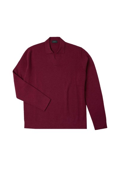 Maglione girocollo lungo bordeaux con colletto e polsini a coste, caratterizzato da una vestibilità rilassata e da una consistenza morbida.